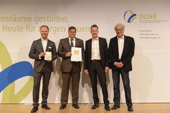 Verleihung des DGNB Zertifikats in Gold an die OKAL Haus GmbH (Gunnar Clemenz, Auditor; Thomas Sapper, Geschäftsführer OKAL Haus GmbH; Sven Propfen, Architekt OKAL Haus GmbH; Prof. Alexander Rudolphi, DGNBPräsident v.l.n.r.)