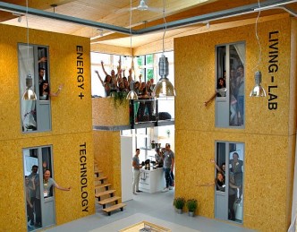 Der in der Kategorie Architecture/Domestic prämierte Wohnpavillon entstand 2013/14 als Studienprojekt im Rahmen des europäischen Architekturwettbewerbs „Solar Decathlon“. Foto: DFH