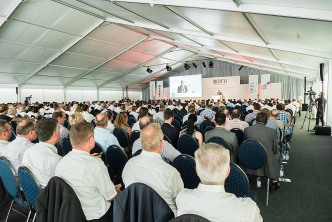 Feierstunde bei der DFH in Simmern: 1000 geladene Gäste kamen zur offiziellen Eröffnung der Abbundhalle. (Foto: DFH Deutsche Fertighaus Holding AG)