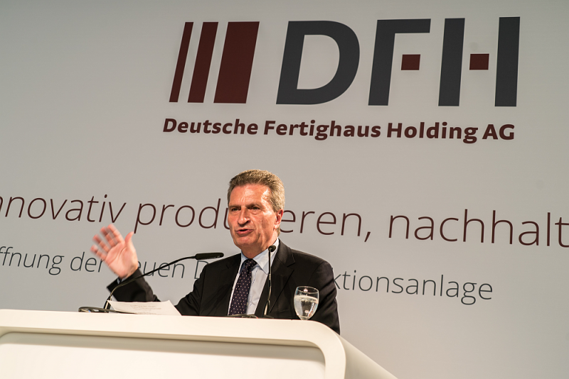 EU Kommissar Günther Oettinger kam nach Simmern, um persönlich zum Erfolg zu gratulieren. (Foto: DFH Deutsche Fertighaus Holding AG)