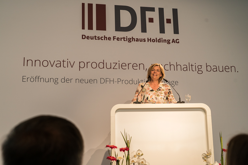 Julia Klöckner, Landesvorsitzende der CDU, sieht das eigene Haus als emotionalen Rückzugsort der Sicherheit und Geborgenheit biete. (Foto: DFH Deutsche Fertighaus Holding AG)