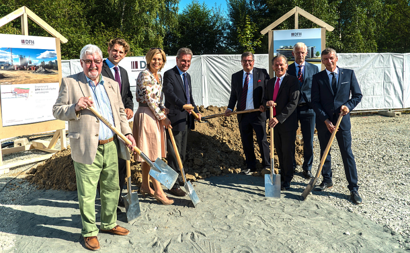 Ex-Landtagspräsident Joachim Mertes, Landrat Dr. Marlon Bröhr, CDU-Landeschefin Julia Klöckner, EU-Kommissar Günther Oettinger, DFH-Chef Thomas Sapper, Simmerns Bürgermeister Dr. Andreas Nikolay, BDF-Geschäftsführer Dirk-Uwe Klaas und Verbandsgemeinden-Bürgermeister Michael Boos (v.l.) griffen zum Spaten für den Ausbau am DFH-Hauptsitz. (Foto: DFH Deutsche Fertighaus Holding AG)