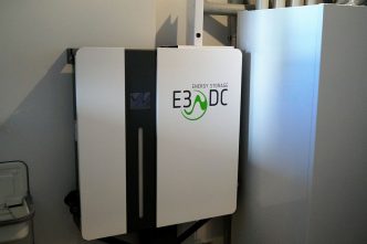 Das von OKAL eingebaute Hauskraftwerk von E3/DC speichert den Solarstrom und gibt ihn dann ab, wenn er benötigt wird. So erfüllen damit ausgestattete Häuser den Effizienzhaus 40 Plus Standard und erhalten die höchste Förderung.